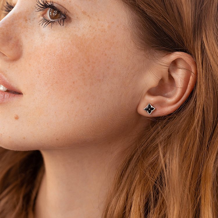 Асимметричные золотые серьги - пусеты "Клевер" (эмаль) 311631100 от ювелирного магазина Оникс - 2