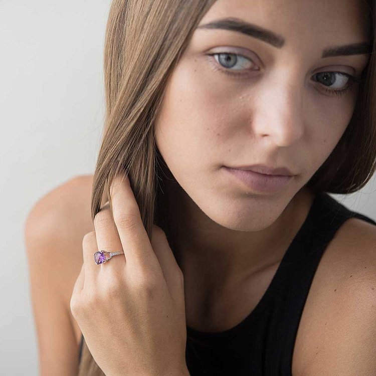 Золотое кольцо с аметистом и фианитами 14032140 от ювелирного магазина Оникс - 1