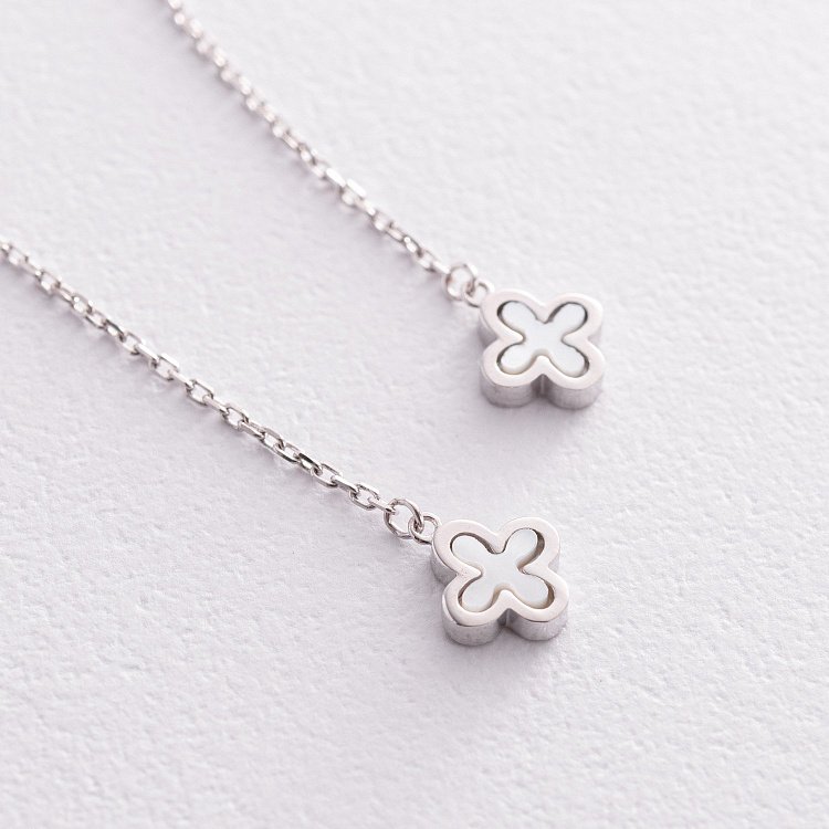 Золотые серьги - протяжки "Клевер" с перламутром с08578 от ювелирного магазина Оникс - 2