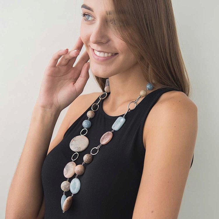 Бусы с агатом, кораллом и полевым шпатом 1650бу36 Бусы с агатом, кораллом и полевым шпатом 1650бу36 от ювелирного магазина Оникс