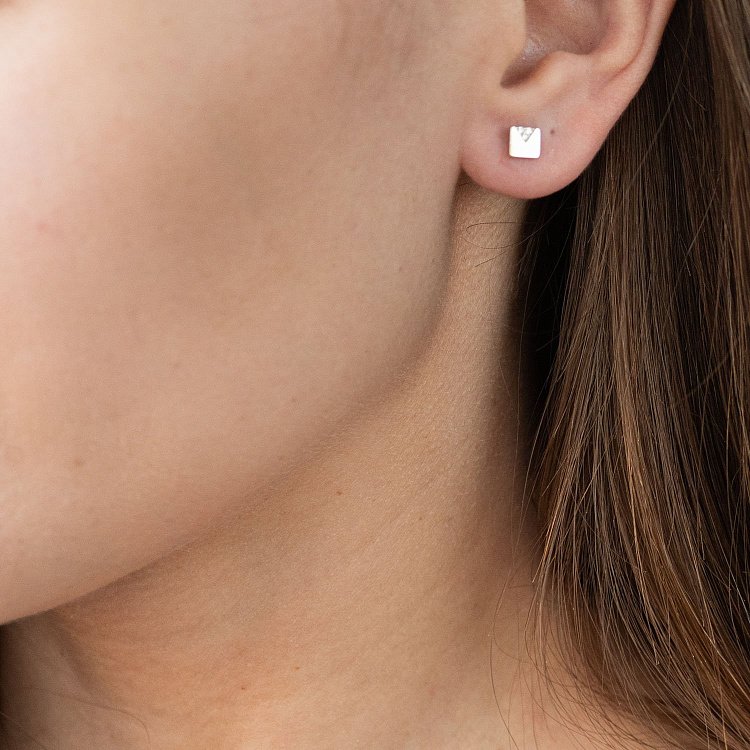 Золоті сережки-пусети з фіанітами с06813 від ювелірного магазину Онікс - 1