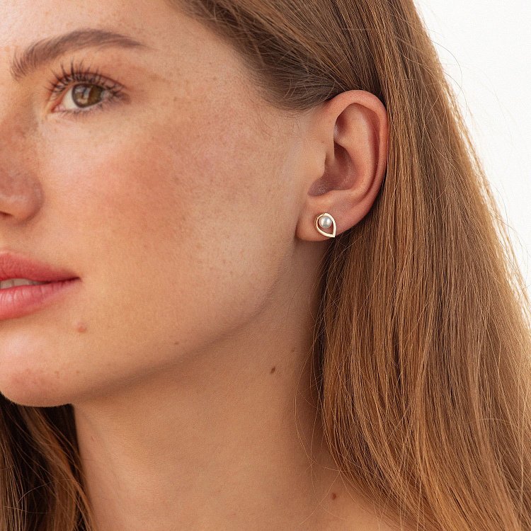 Сережки - пусети "Крапельки" з перлами (червоне золото) с09054 від ювелірного магазину Онікс - 1