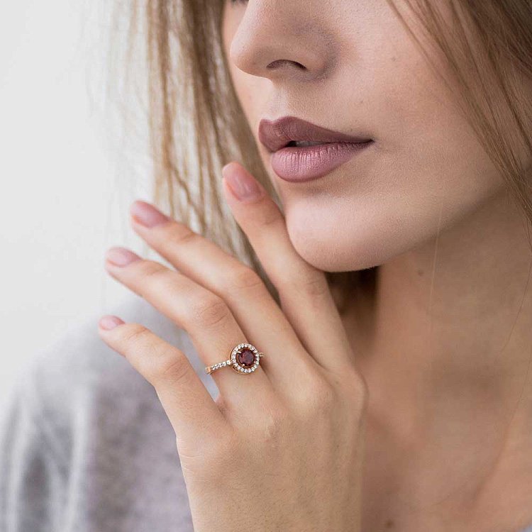 Золотое кольцо с гранатом и фианитами 14030104гранат - 2 Золотое кольцо с гранатом и фианитами 14030104гранат от ювелирного магазина Оникс - 2