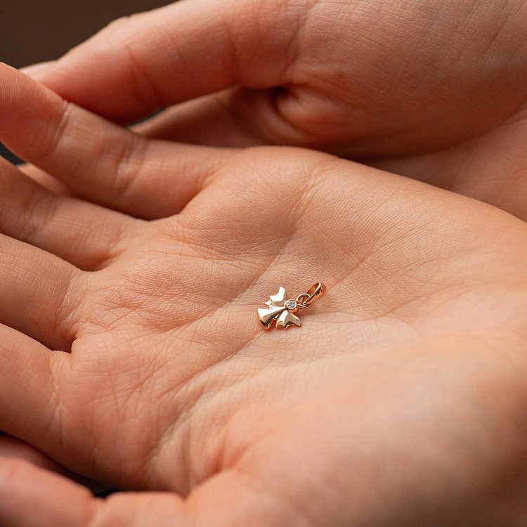 Золотая подвеска "Ангелочек" с бриллиантом 140491321 от ювелирного магазина Оникс - 1