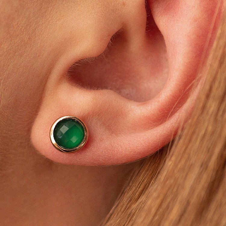 Золоті сережки - пусети з зеленим оніксом с05194 від ювелірного магазину Онікс - 1