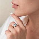 Серебряное кольцо с голубым топазом и фианитами 111448 от ювелирного магазина Оникс - 1