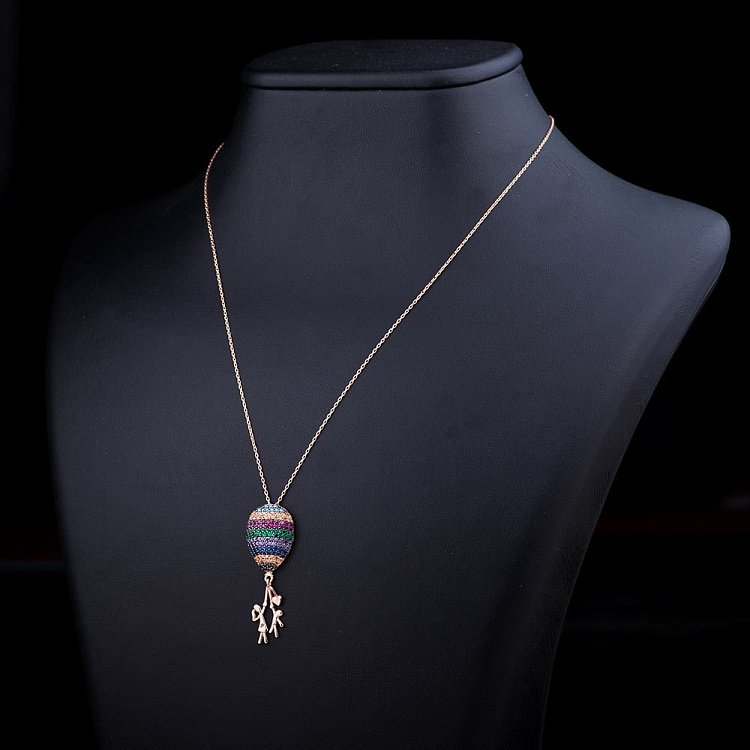 Золотое колье "Дети с воздушным шаром " с цветными фианитами кол01030 от ювелирного магазина Оникс - 1