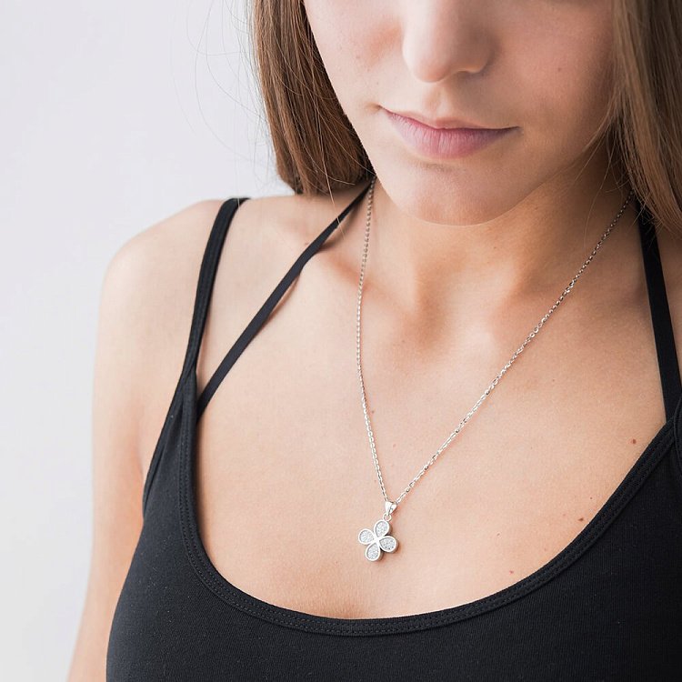 Срібна підвіска "Конюшина" з фіанітами 132222 від ювелірного магазину Онікс