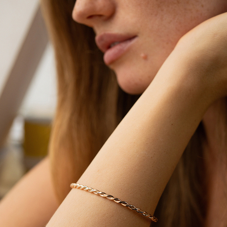 Жесткий золотой браслет "Переплетение" б05531 от ювелирного магазина Оникс - 1