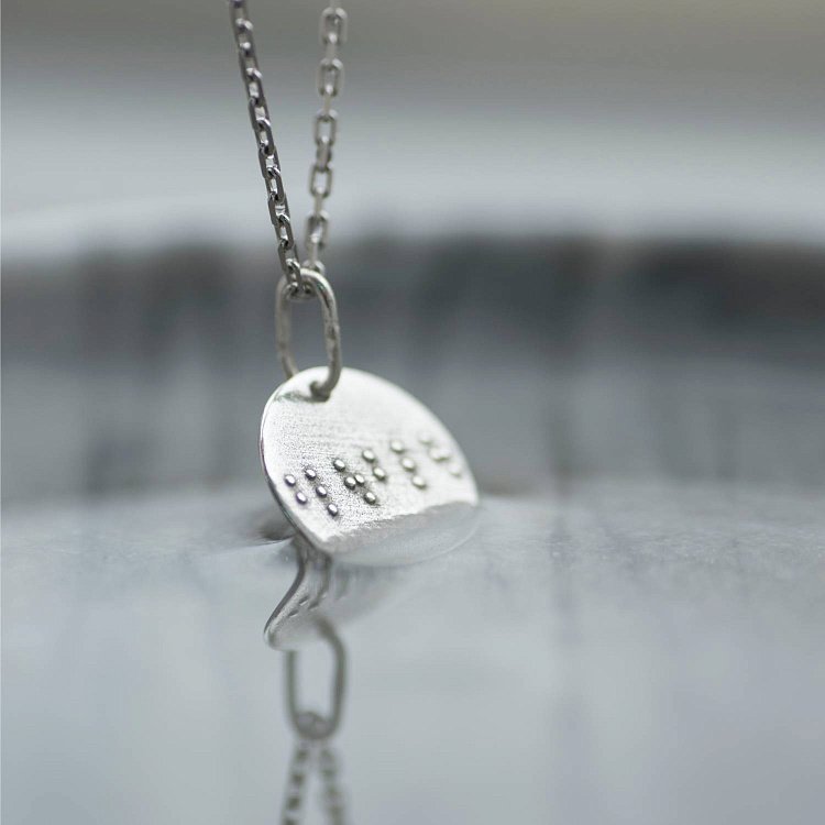 Срібний кулон з індивідуальним гравіюванням шрифтом Брайля (17 мм) 132722br від ювелірного магазину Онікс - 3