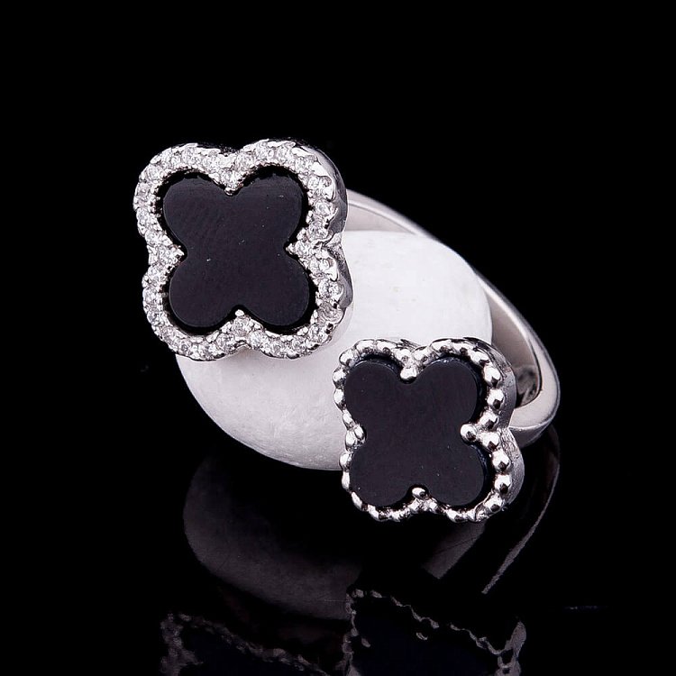 Срібний перстень "Конюшина" з оніксом і фіанітами 111747 від ювелірного магазину Онікс - 1