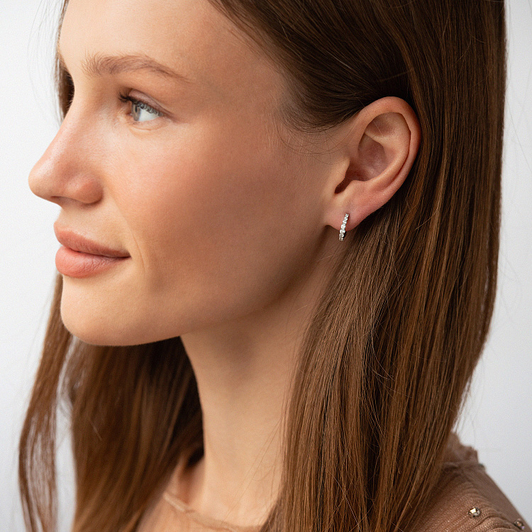 Сережки - кільця з фіанітами (біле золото) с09171 від ювелірного магазину Онікс - 1