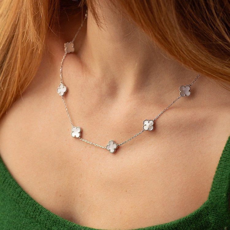 Срібне кольє "Конюшина" (перламутр) 181304 від ювелірного магазину Онікс