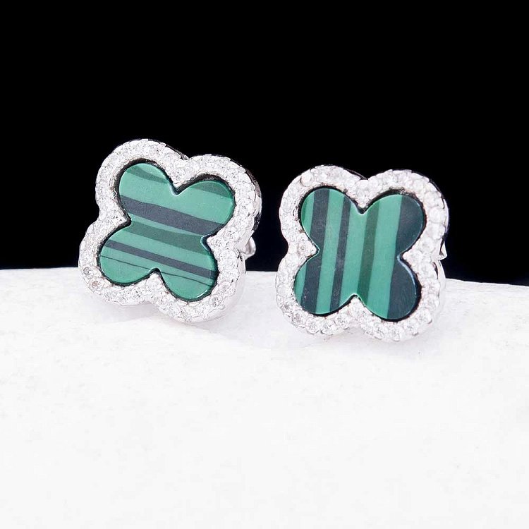 Срібні сережки-пусети з ім. малахітом "Конюшина" 121628 від ювелірного магазину Онікс - 2