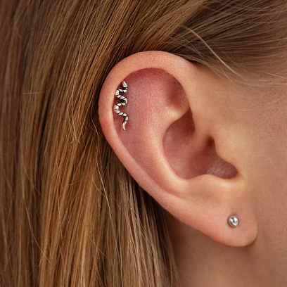 Одиночная серебряная серьга "Змея" в хрящ ушка 40075