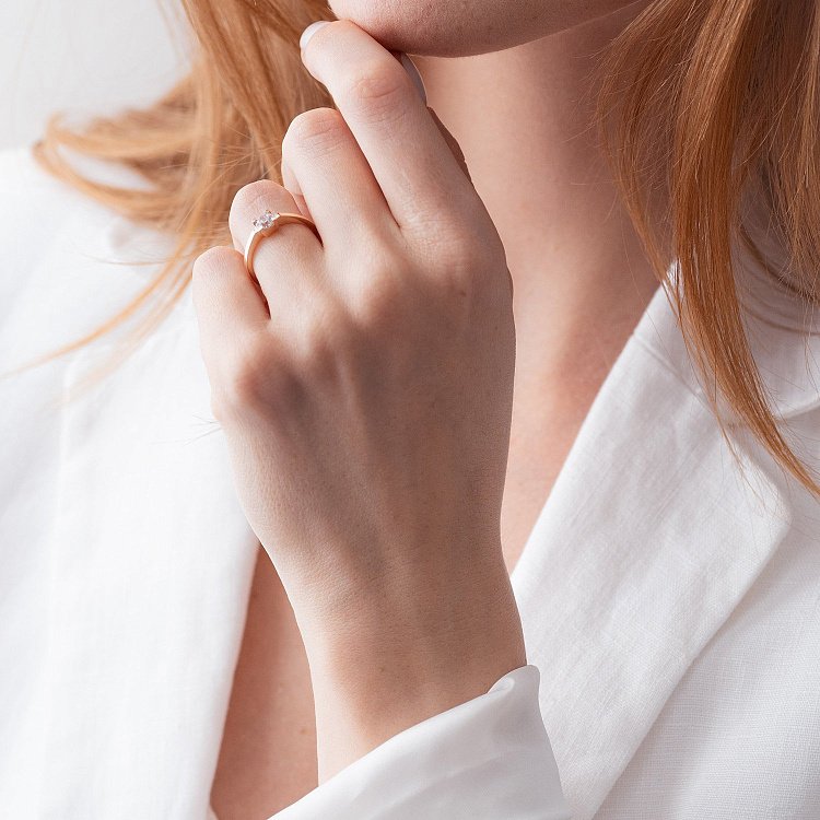 Золотое помолвочное кольцо с фианитом к07022 от ювелирного магазина Оникс - 1