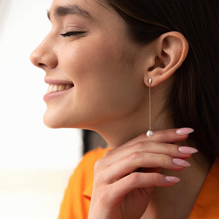 Серьги - пусеты "Жемчужина на цепочке" в желтом золоте с08294 от ювелирного магазина Оникс - 3