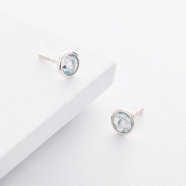 Срібні сережки - гвоздики з блакитним топазом 122173 від ювелірного магазину Онікс