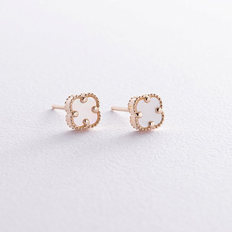 Cерьги - пусеты "Клевер" с перламутром mini (желтое золото) с08406 Cерьги - пусеты "Клевер" с перламутром mini (желтое золото) с08406 от ювелирного магазина Оникс