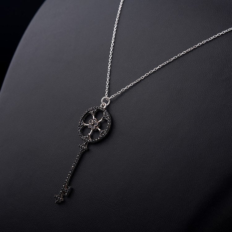 Серебряное колье "Ключик" с черными фианитами 18469 от ювелирного магазина Оникс