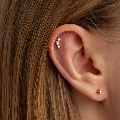 Одиночная золотая серьга в хрящ ушка (фианиты) з40069ч