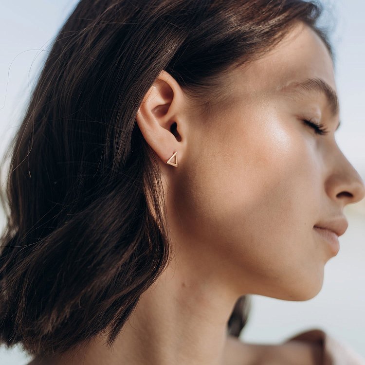 Золотые серьги-пусеты "Треугольники" с06312 от ювелирного магазина Оникс - 5