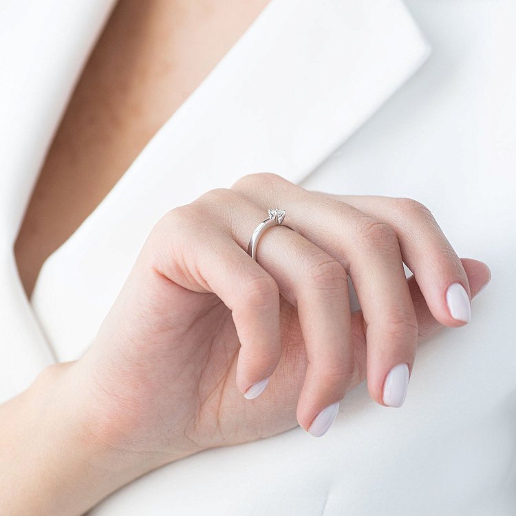 Заручальна каблучка в білому золоті (діамант) кб06310 від ювелірного магазину Онікс - 1