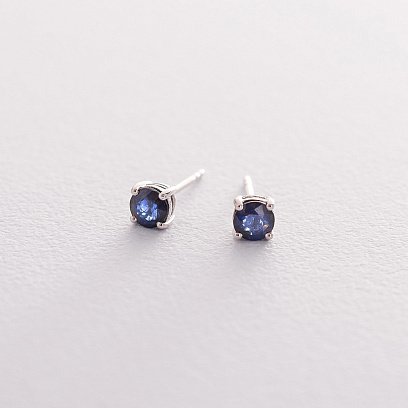 Золотые серьги-гвоздики с синим сапфиром сб0114gl