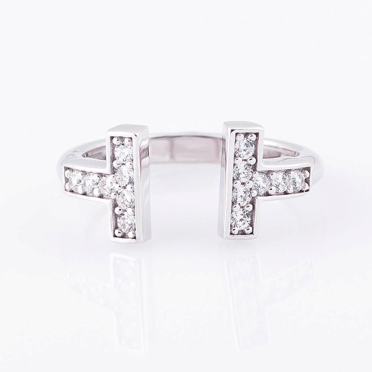 Золота каблучка з фіанітами "Т" к05192 від ювелірного магазину Онікс - 1