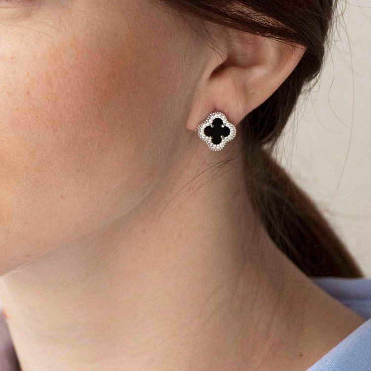 Срібні сережки "Конюшина" з оніксом на англійській застібці 122113 від ювелірного магазину Онікс