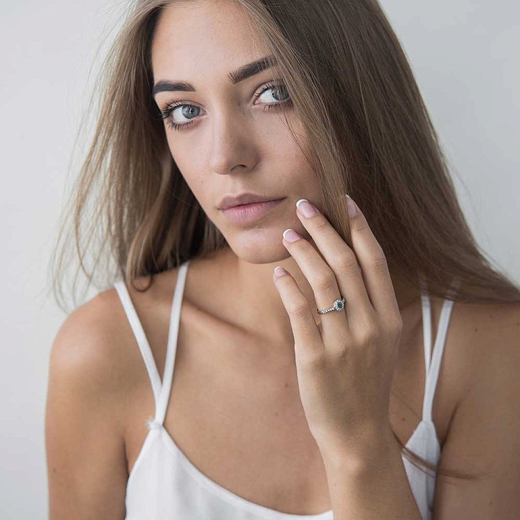 Заручальна каблучка з діамантами і смарагдом к252 - 1 Заручальна каблучка з діамантами і смарагдом к252 від ювелірного магазину Онікс - 1