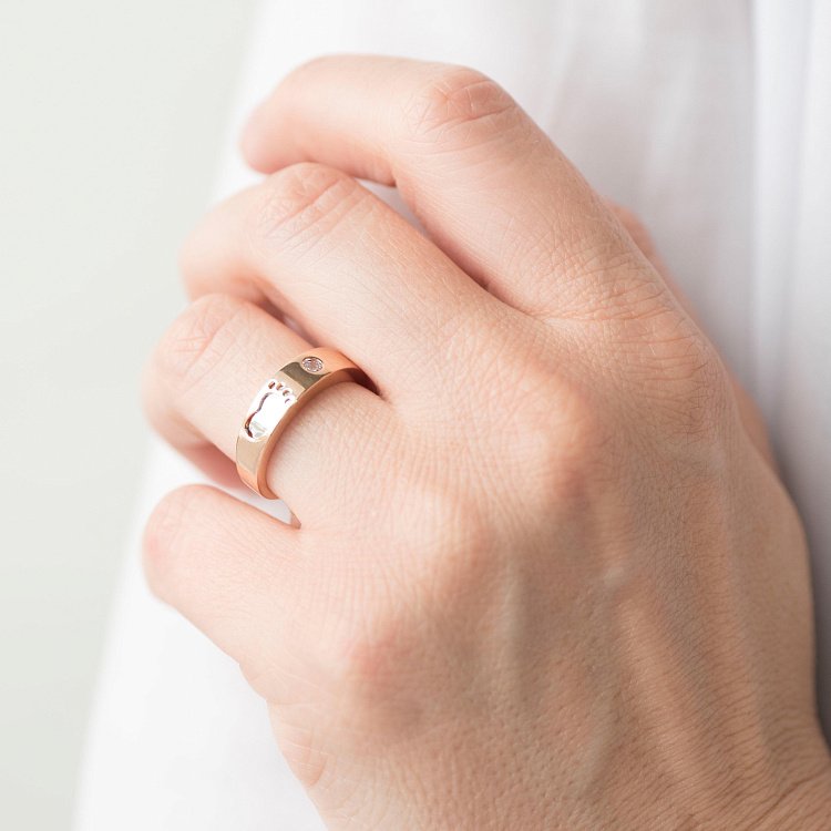 Золота каблучка "Ніжка немовляти" (фіаніт) к05562 від ювелірного магазину Онікс - 4