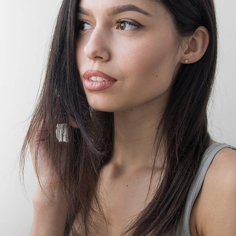 Золотые серьги-гвоздики с бриллиантами е0288ж от ювелирного магазина Оникс - 2