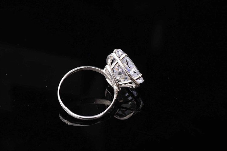 Кольцо с одним большим камнем (фианит) 11822 от ювелирного магазина Оникс - 2