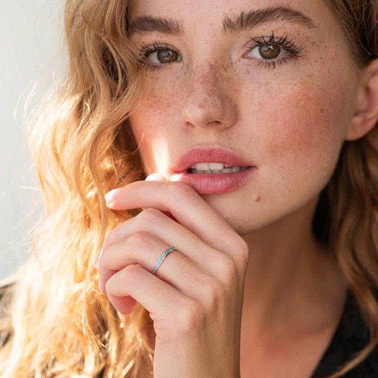 Золотое кольцо с голубыми бриллиантами 226991121 от ювелирного магазина Оникс - 1