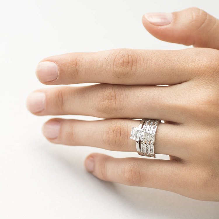 Золота каблучка з фіанітами к05366 від ювелірного магазину Онікс - 3