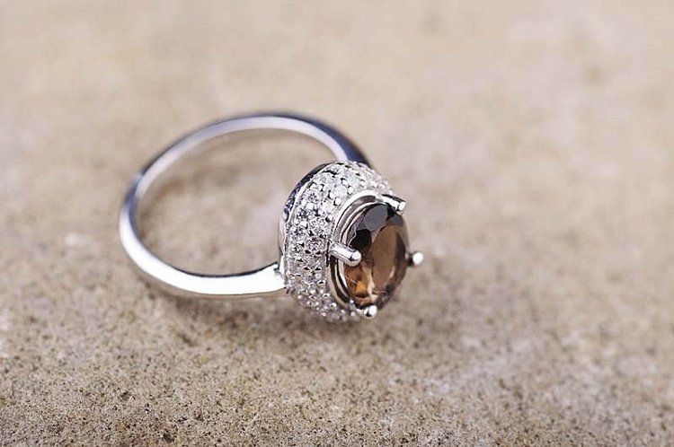 Кольцо (дымчатый кварц, фианиты) 111150 от ювелирного магазина Оникс - 1