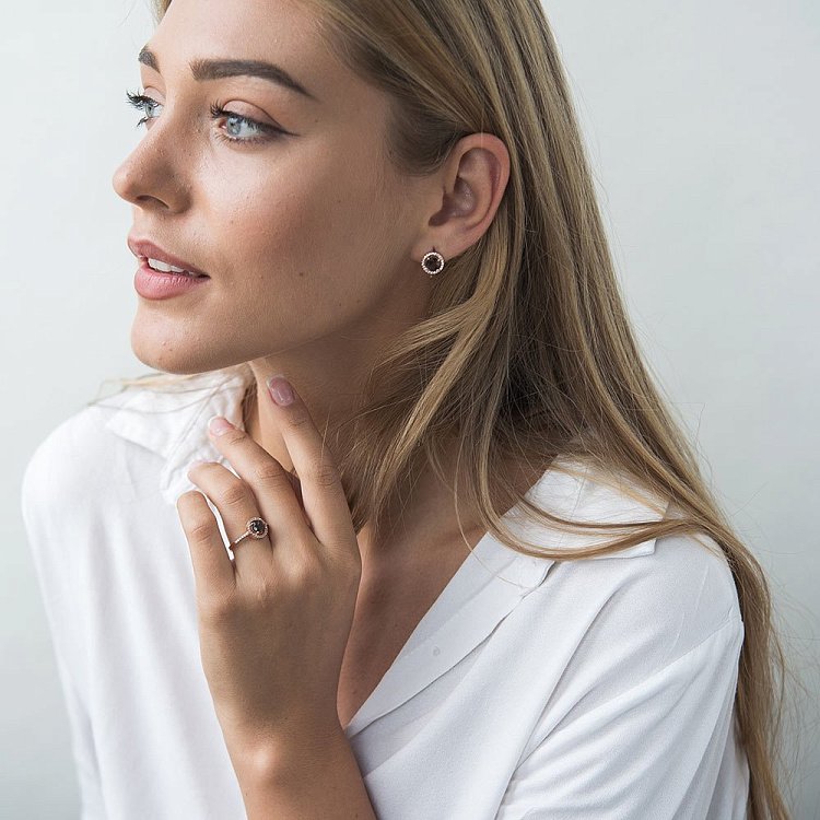 Золотое кольцо с дымчатым кварцем и фианитами к04627 от ювелирного магазина Оникс - 1