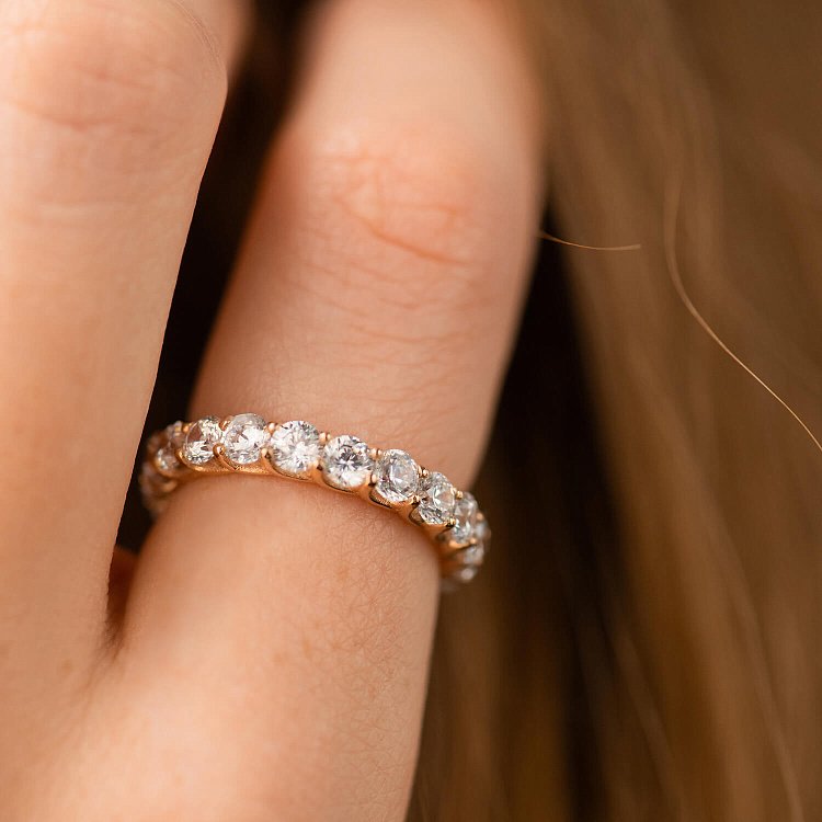 Золота каблучка з доріжкою каменів (фіаніти) к08163 від ювелірного магазину Онікс - 1