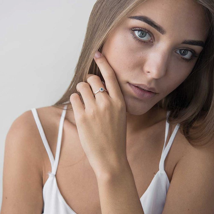 Заручальна каблучка з смарагдом і діамантами LDR0599-p від ювелірного магазину Онікс - 1