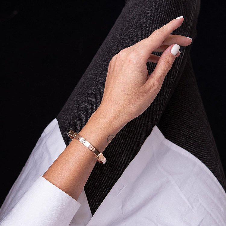 Жорсткий золотий браслет "Love" з фіанітами б04719 від ювелірного магазину Онікс - 1