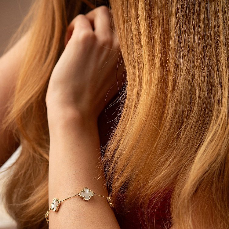 Браслет "Конюшина" з перламутром (жовте золото) б05440 від ювелірного магазину Онікс - 3