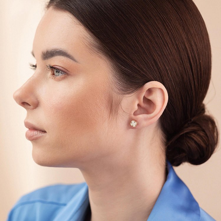 Cерьги - пусеты "Клевер" с перламутром mini (желтое золото) с08406 - 1 Cерьги - пусеты "Клевер" с перламутром mini (желтое золото) с08406 от ювелирного магазина Оникс - 1