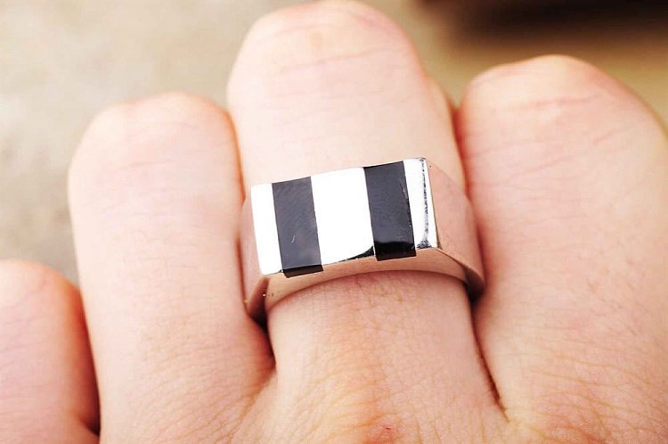 Кольцо с эмалью 111177 от ювелирного магазина Оникс