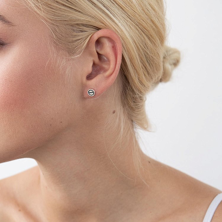 Серебряные серьги - пусеты "Love" 123112 от ювелирного магазина Оникс - 3