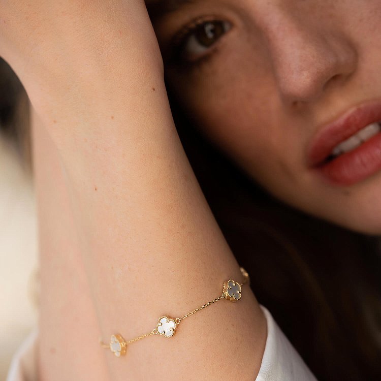 Браслет "Конюшина" з перламутром mini (жовте золото) б05243 від ювелірного магазину Онікс - 5