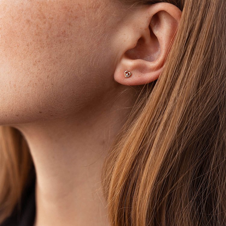 Сережки - пусети "Сердечки" у червоному золоті (фіаніти) с07937 від ювелірного магазину Онікс - 1