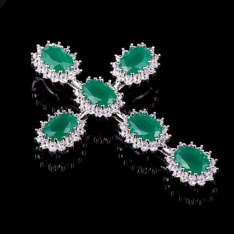 Серебряный крестик с зелеными фианитами 131898 от ювелирного магазина Оникс - 1