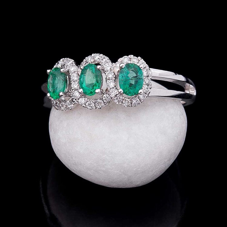 Золота каблучка з діамантами і смарагдами кб02899 від ювелірного магазину Онікс - 1