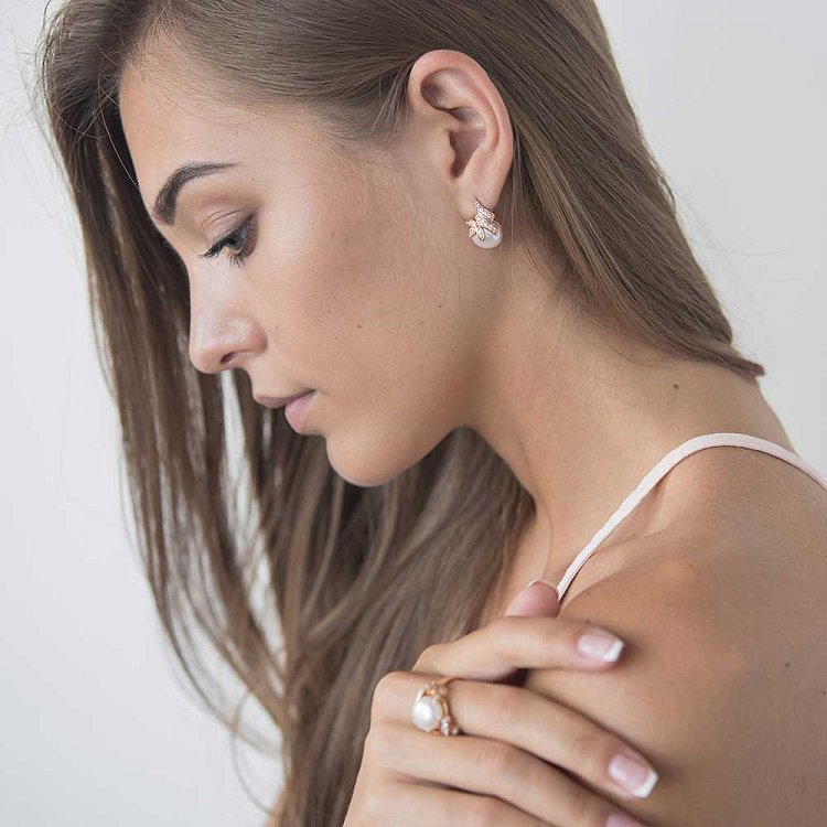 Золота каблучка з культивованими прісноводним перлами і фіанітами к03812 від ювелірного магазину Онікс - 4